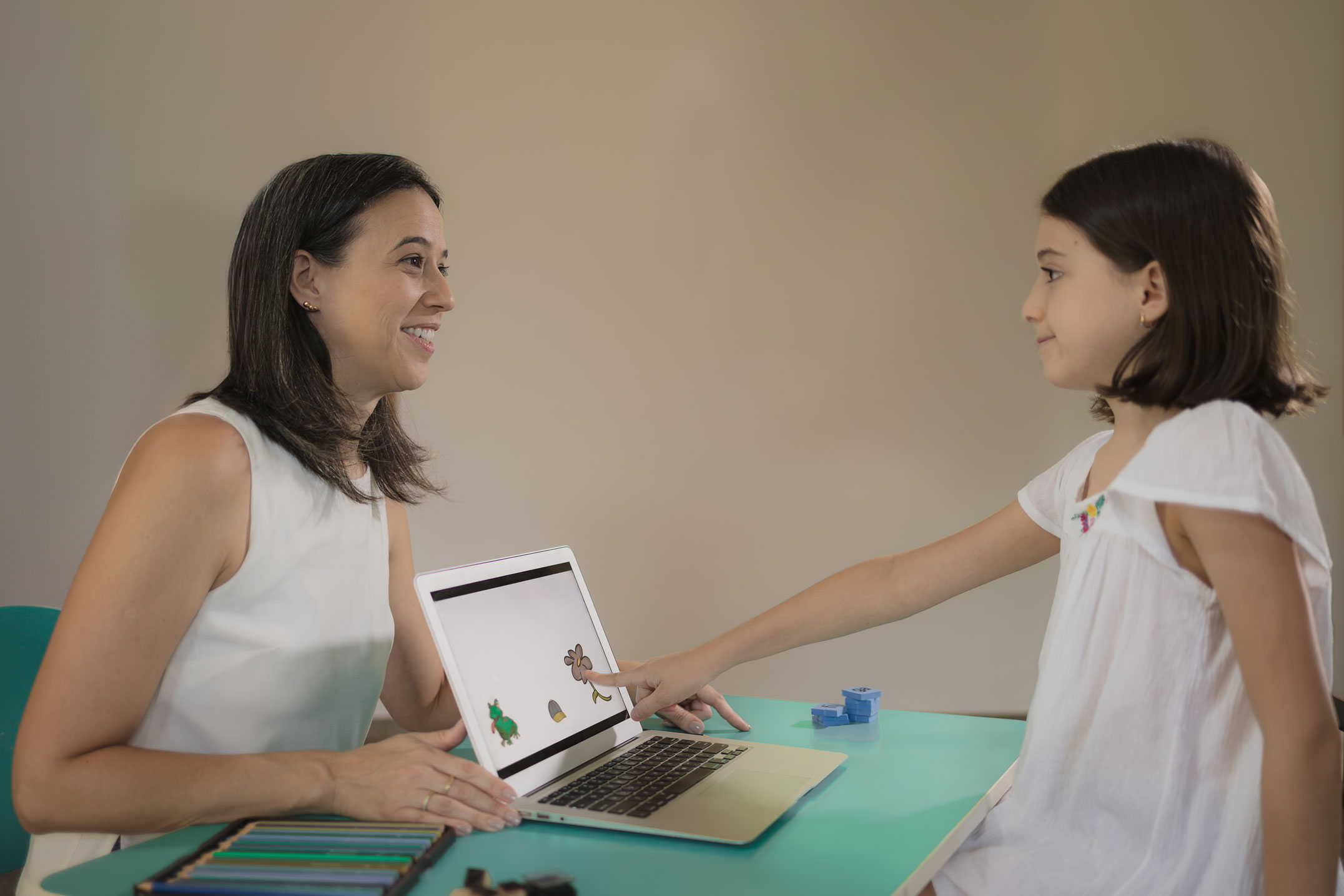 Raquel Melo Golfeto em sessão de Terapia ABA